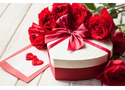 红色玫瑰花和礼物盒