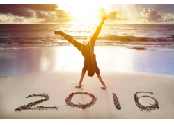沙滩上的2016新年字体