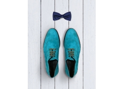 蝴蝶结和蓝色男鞋