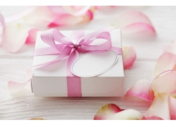 粉色礼物盒和花瓣