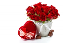 心形礼物盒和玫瑰花