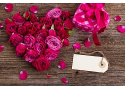 心形玫瑰花和心形礼物盒