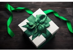 绿色丝带礼物盒