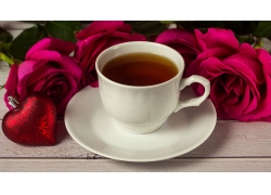 鲜花爱心与茶杯