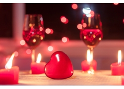 爱心蜡烛与红酒