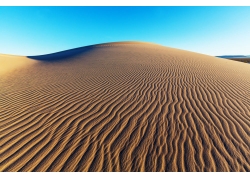 蓝天下的沙漠沙丘