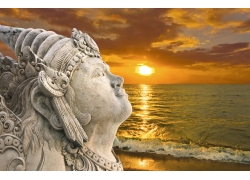 女神塑像与日落风光